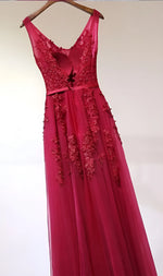 Load image into Gallery viewer, Women Burgundy Evening Dress Lace Appliques Tulle V-Neck Sexy Backless Prom Dresses A-Line Floor-Length Sleeveless Party Vestido