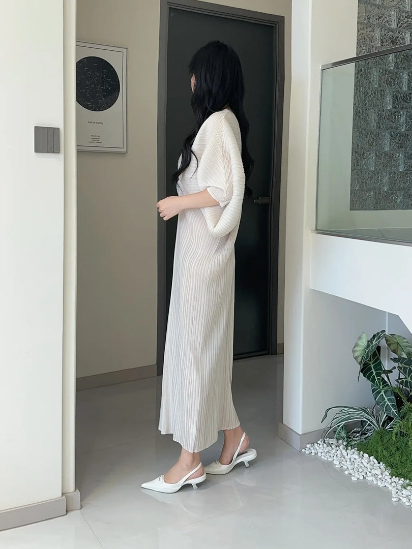 New Women's Dress - Summer Style, Elegant, Fashionable, Loose-fitting, Batwing Sleeve, V-neck, Long Pleated Dress