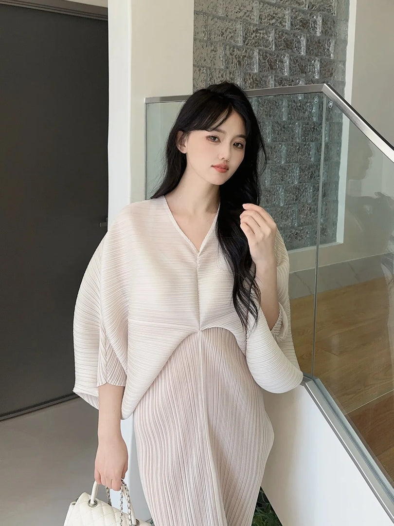 New Women's Dress - Summer Style, Elegant, Fashionable, Loose-fitting, Batwing Sleeve, V-neck, Long Pleated Dress