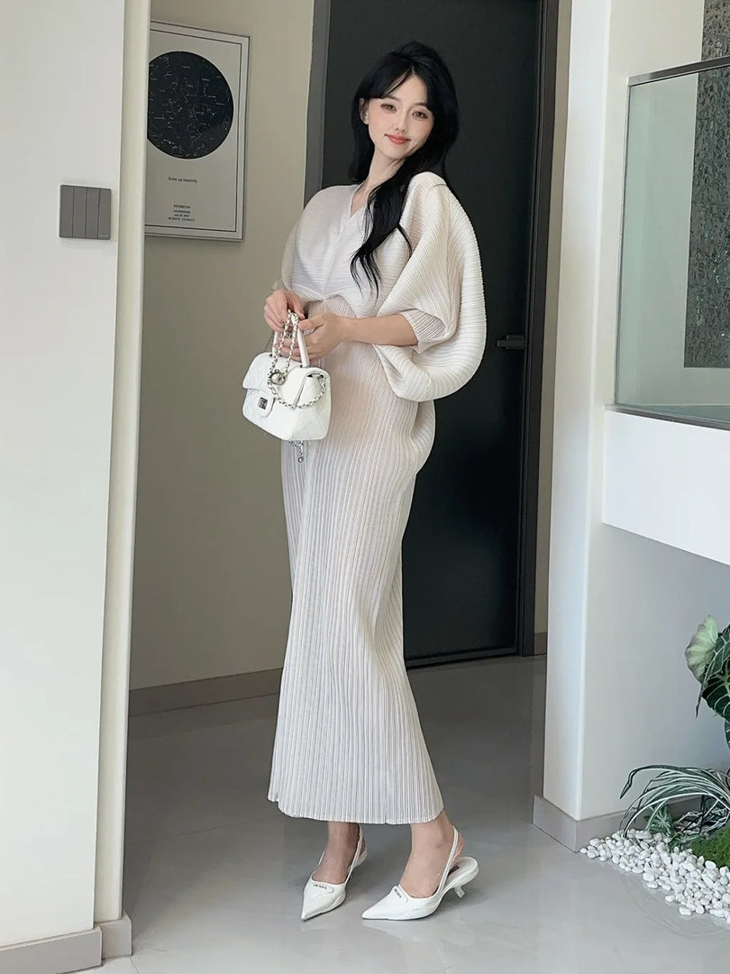 New Women's Dress - Summer Style, Elegant, Fashionable, Loose-fitting, Batwing Sleeve, V-neck, Long Pleated Dress
